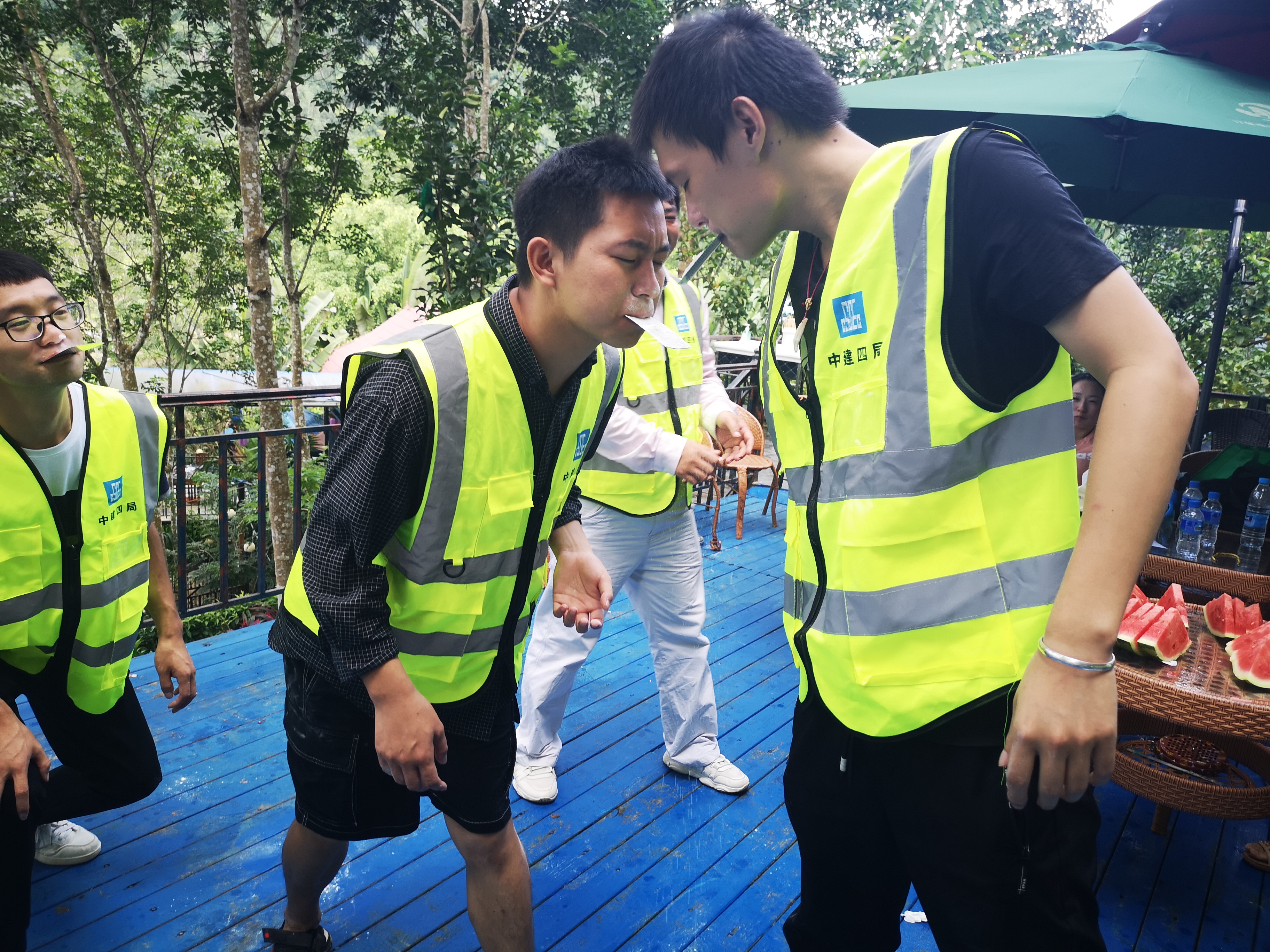 附图4：面粉接力，看谁憋得住