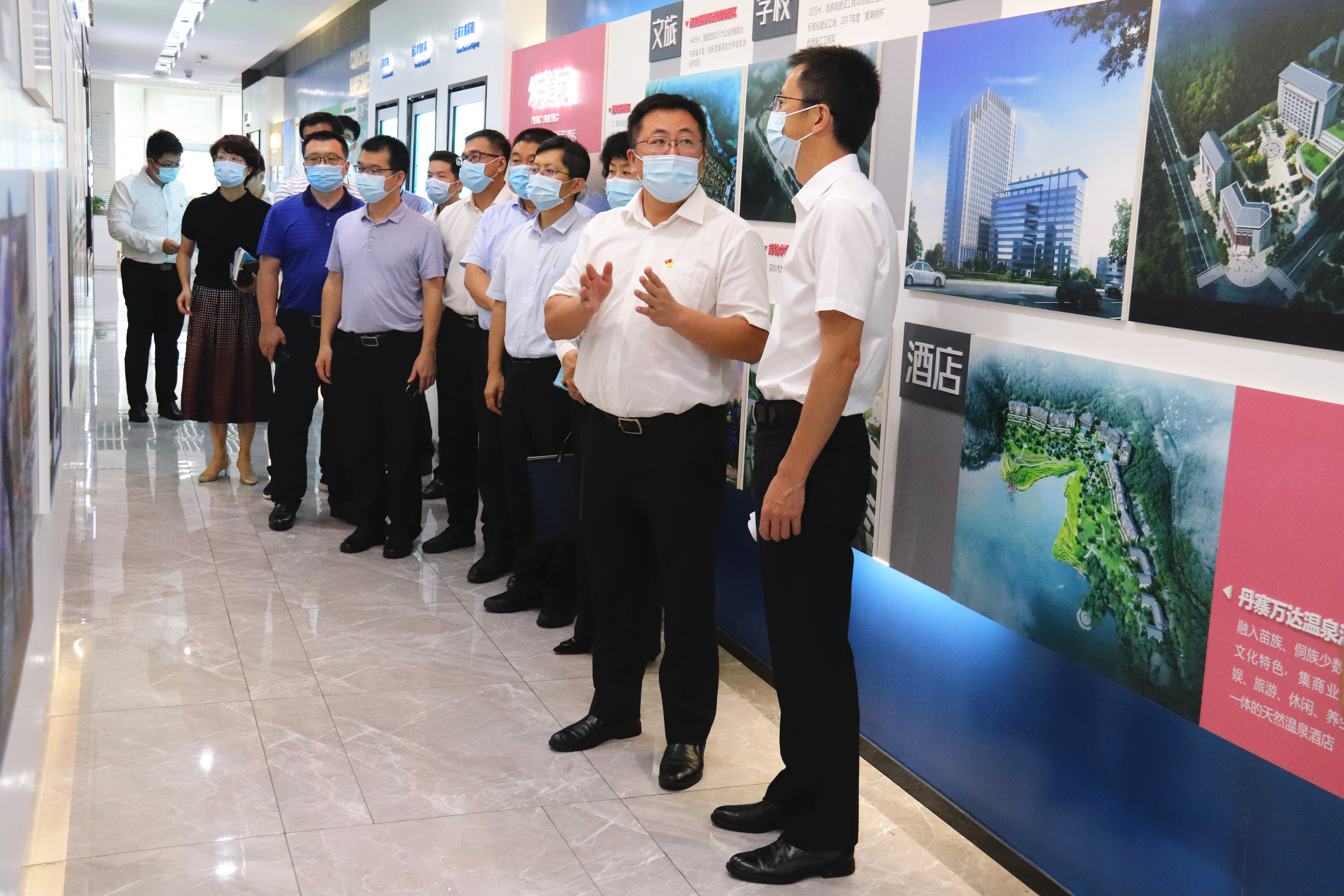 参观文化长廊.jpg 参观文化长廊.jpg