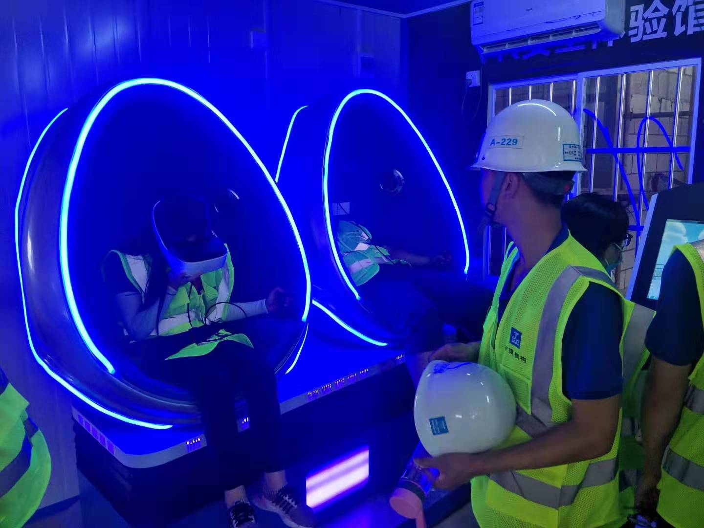 五公司南山智谷产业园项目使用VR技术开展新员工入职安全教育