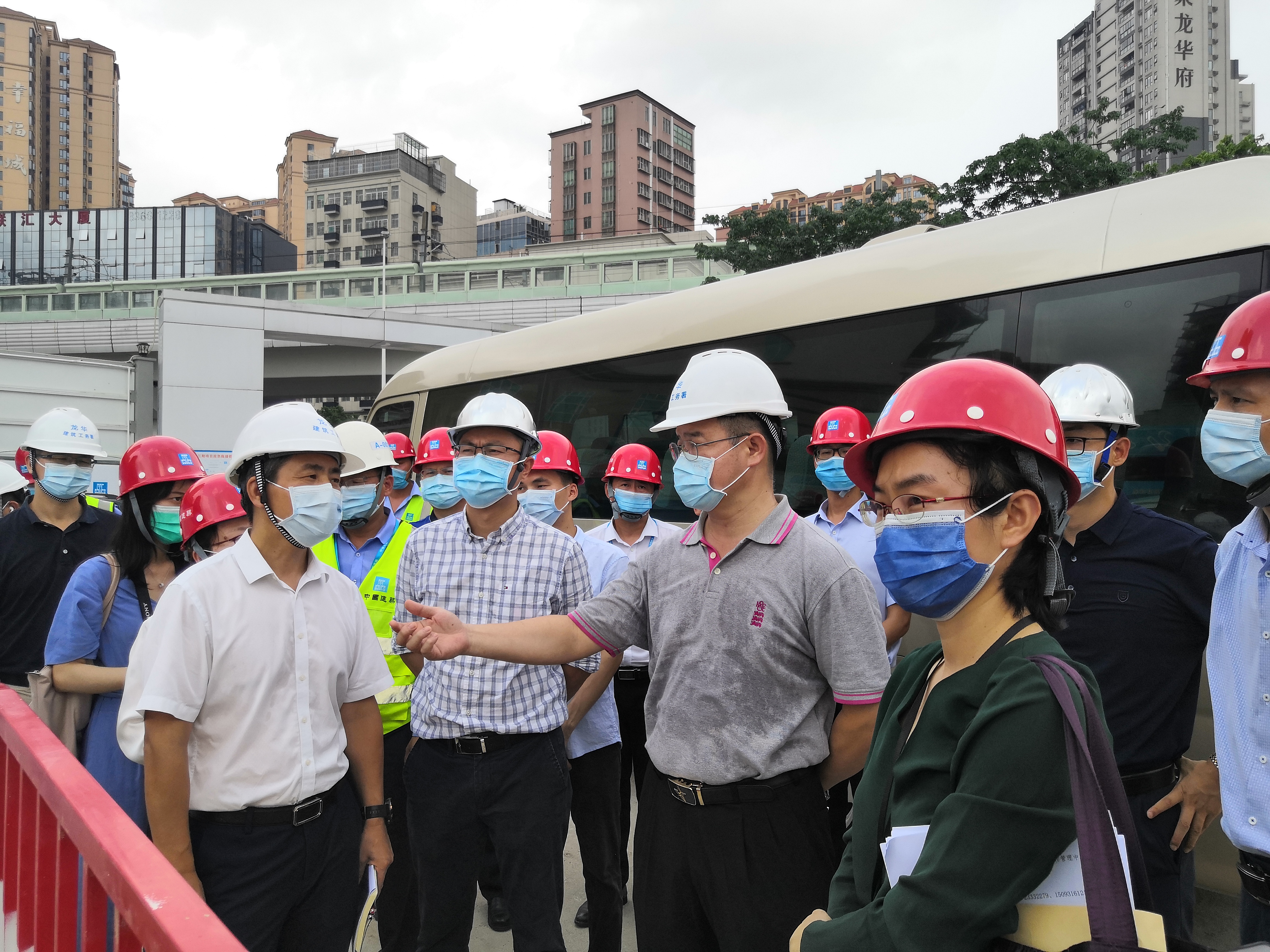 【深圳分公司】20200527【消息】深圳市龙华区政协副主席黄海广一行至东和花园三期项目调研建设情况 (5).jpg