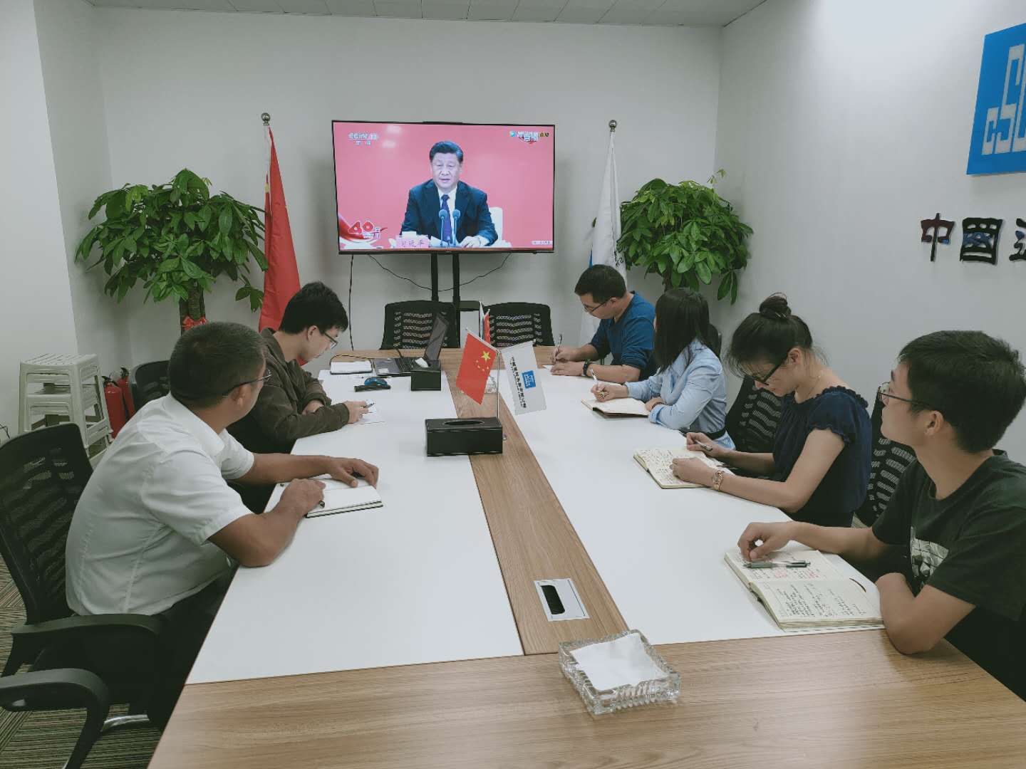 观看深圳特区40周年大会 (2).jpg