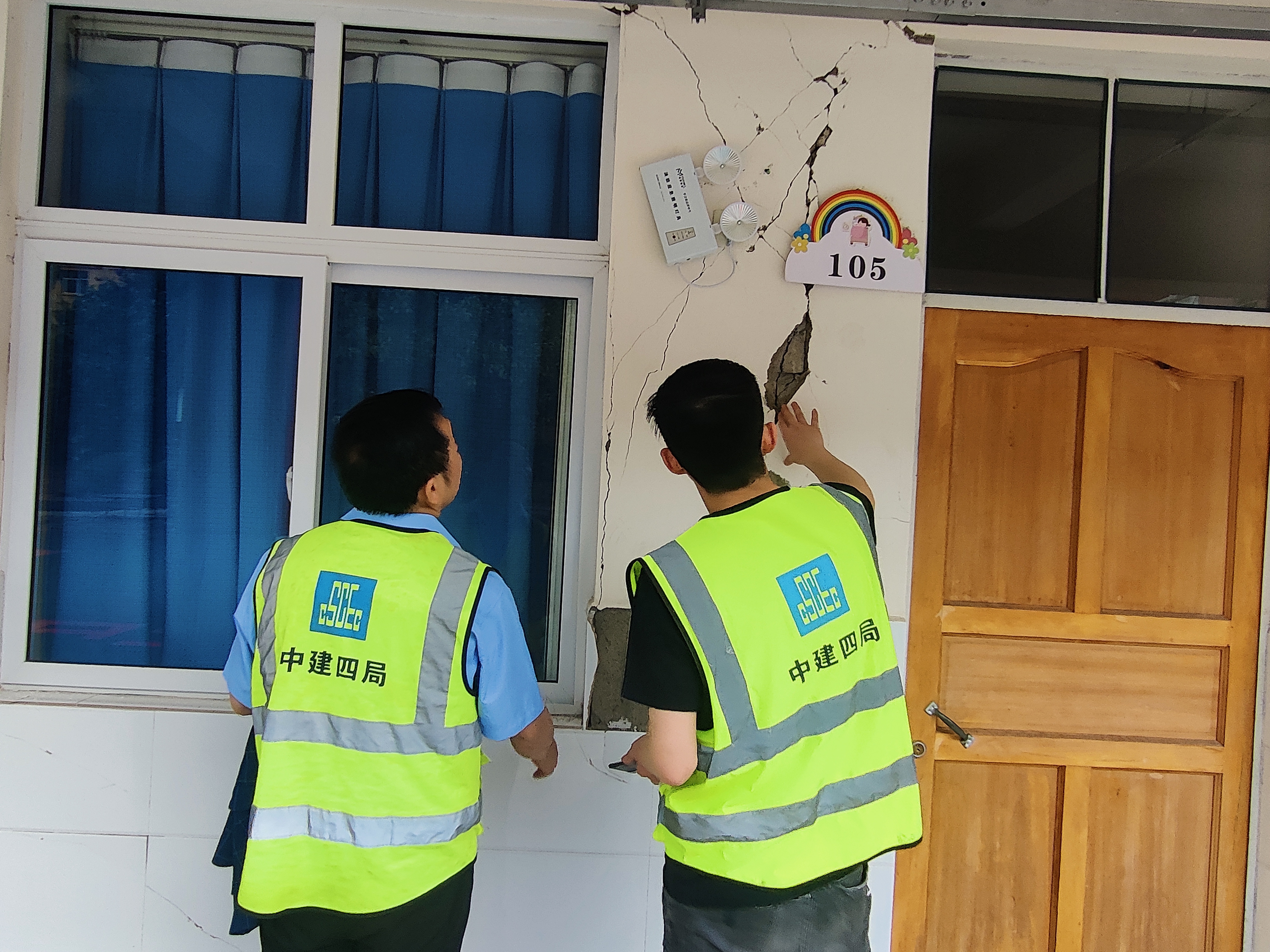 附图1:志愿者开展震后房屋隐患排查.jpg 附图1:志愿者开展震后房屋隐患排查.jpg