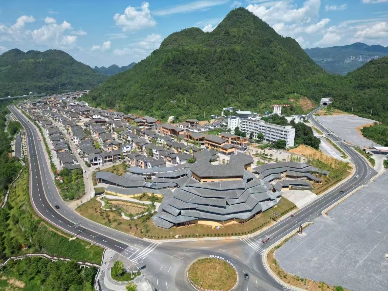 秀山实景图.jpg