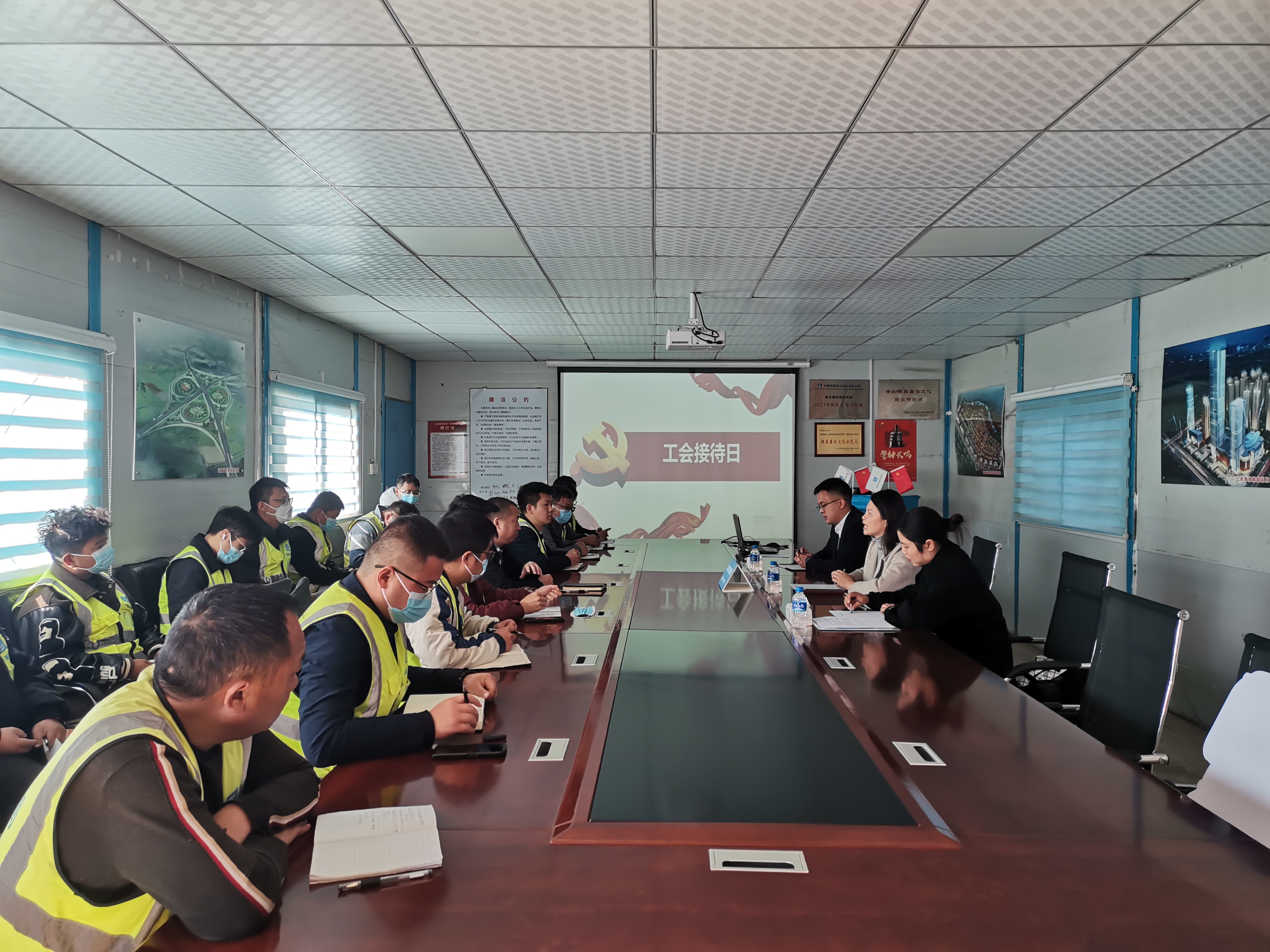 附图2:丁书记对员工诉求解答.jpg 附图2:丁书记对员工诉求解答.jpg